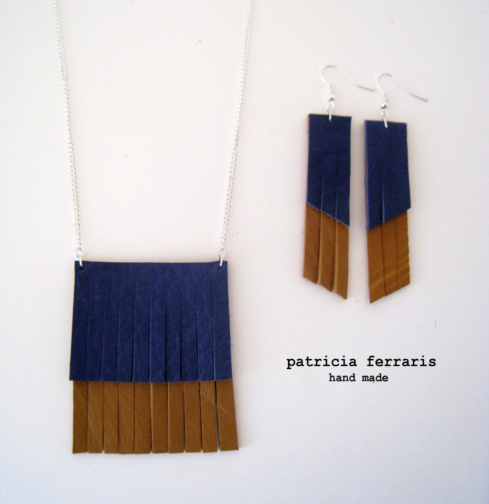 TAGLIATELLE bleu électrique/safran - Sautoir à franges bicolore – superbe IDÉE CADEAU pour vous même ou vos copines! Sautoir à franges bicolore en cuir de mouton grainée bleu électrique et safran (100% cuir véritable) et fine chaîne en métal argenté garanti nickel free. Très agréable à porter et super tendance il égaiera vos tenues en subliment votre look. Dimensions Rectangle en cuir: 5 cm x 6,5 cm Chaîne: 58 cm Hauteur totale du sautoir: 35cm. Matériaux utilisés : Cuir, Métal argenté garanti nickel free Matériaux utilisés : Cuir , Métal argenté TAGLIATELLE bleu électrique/safran - Sautoir à franges bicolore – superbe IDÉE CADEAU pour vous même ou vos copines! Sautoir à franges bicolore en cuir de mouton grainée bleu électrique et safran (100% cuir véritable) et fine chaîne en métal argenté garanti nickel free. Très agréable à porter et super tendance il égaiera vos tenues en subliment votre look. Dimensions Rectangle en cuir: 5 cm x 6,5 cm Chaîne: 58 cm Hauteur totale du sautoir: 35cm. Matériaux utilisés : Cuir, Métal argenté garanti nickel free Matériaux utilisés : Cuir , Métal argenté